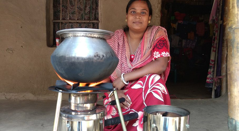 Indien/India: effiziente Holzvergaser-Öfen / efficient wood gas